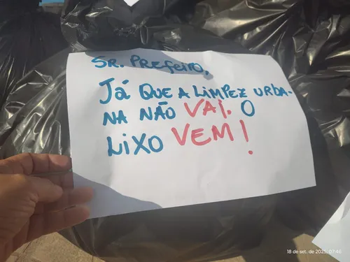 
				
					Sem coleta regular, moradores levam lixo para porta de prefeitura da Paraíba em protesto
				
				
