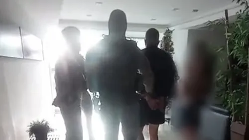 
				
					Suspeitos de tráfico de drogas são presos em condomínio de luxo em João Pessoa
				
				