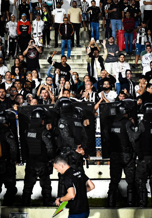 
				
					Treze x Horizonte: veja imagens da partida que inaugurou a nova iluminação do Amigão
				
				