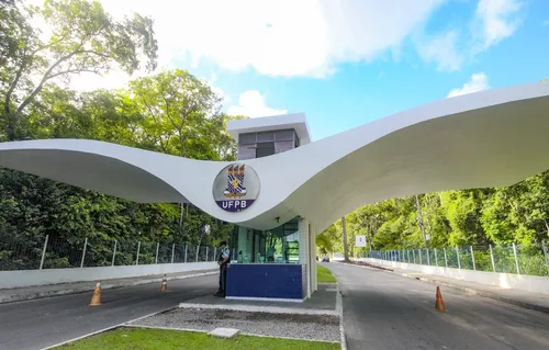 Universidades e Redes de Educação Abertas a Cursos e Formação