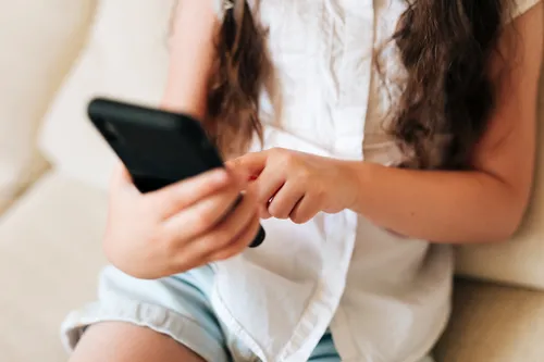 
				
					Uso de celular antes dos 13 anos pode prejudicar saúde mental de crianças, diz estudo
				
				