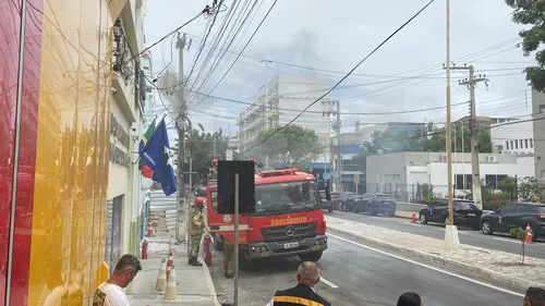 
				
					VÍDEO: Poste pega fogo e interdita avenida em Patos
				
				