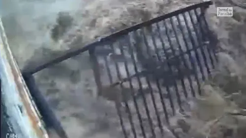 
				
					VÍDEO: Veja momento em que reservatório rompe e água destrói casas em Campina Grande
				
				