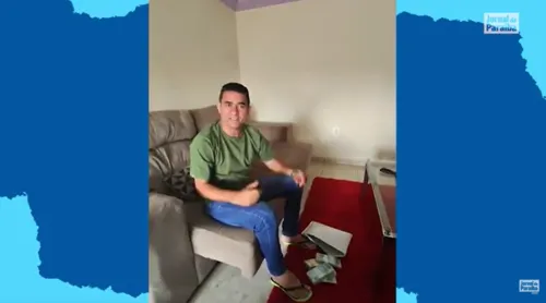 
				
					VÍDEO: prefeito é filmado recebendo bolsa com dinheiro antes de campanha na Paraíba
				
				