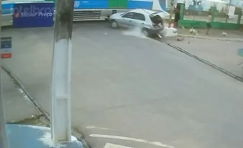 
				
					Vídeo: Motorista avança sinal e colide com trem em Bayeux
				
				