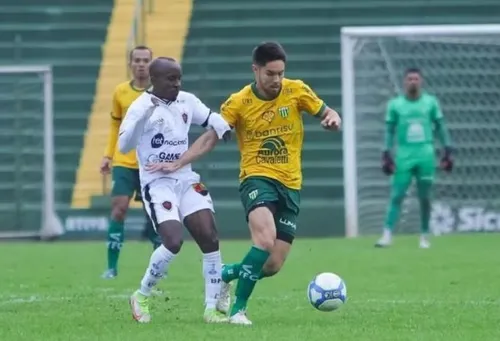 
				
					Ypiranga-RS enfrenta o Botafogo-PB tentando quebrar sequência de seis jogos sem vencer
				
				