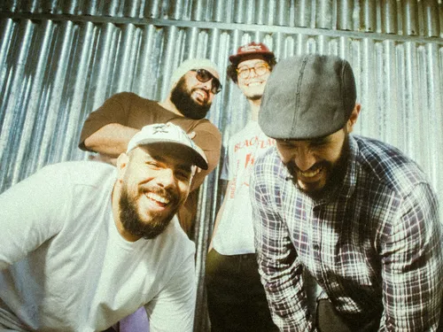 
				
					Zepelim e o Sopro do Cão: 'Arquibancada Sol', novo álbum da banda, é lançado
				
				