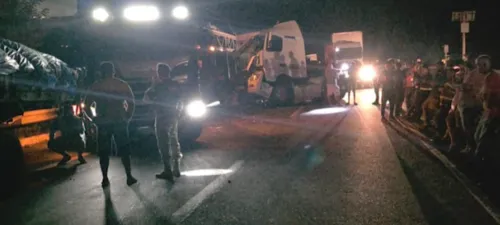 
					Acidente entre duas carretas causa congestionamento na BR-101, em Caaporã
				
				