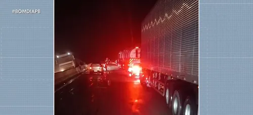 
					Caminhão com carga de tijolos tomba e bloqueia trecho da BR-101, na Grande João Pessoa
				
				