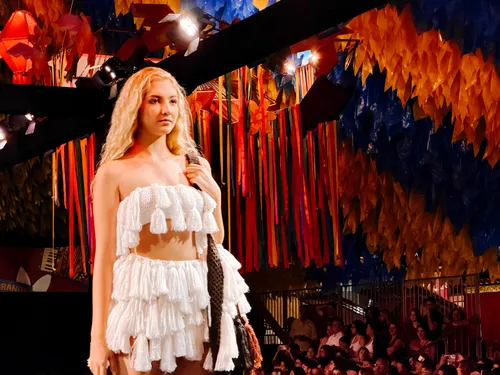 
					'Campina Feita à Mão': peças de artesãos da PB ganham destaque em desfile no Parque do Povo
				
				