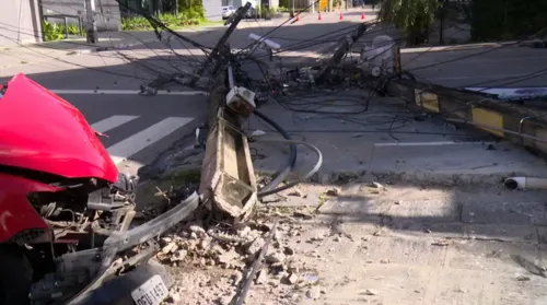 Carro Destrói Dois Postes em Avenida de João Pessoa