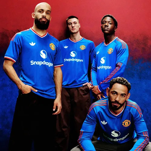 
					Com Matheus Cunha de modelo, Manchester United lança uniforme azul para temporada 2026/27
				
				