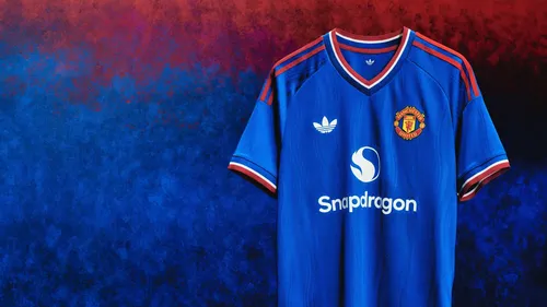 
					Com Matheus Cunha de modelo, Manchester United lança uniforme azul para temporada 2026/27
				
				