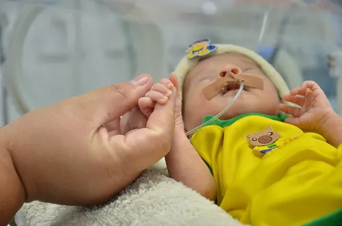 Bebês Vestidos de Verde e Amarelo em UTI Neonatal na Paraíba