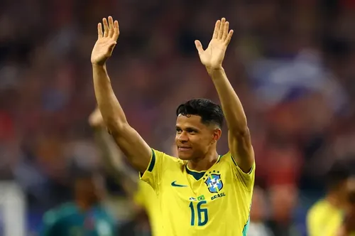 Douglas Santos revela dicas de Ancelotti e comemora fase na Seleção