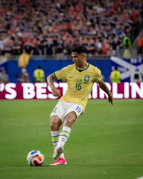 
					Douglas Santos revela pedido de Ancelotti e celebra bom momento na Seleção: "Um sonho"
				
				