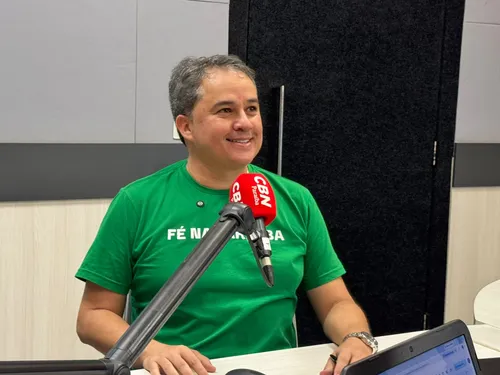 Efraim Filho minimiza acusações contra suplente e fala sobre família paraibana