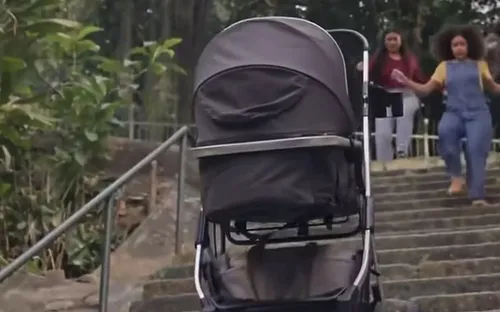 
					Em Três Graças, cena do carrinho de bebê na escadaria é inspirada em clássico soviético
				
				