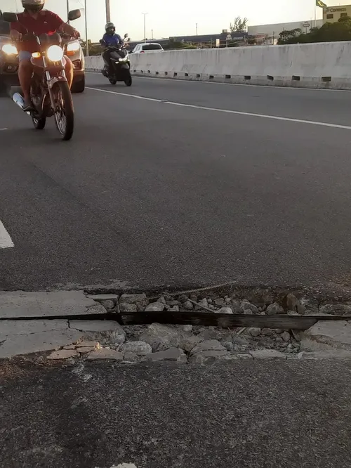 
					Entregue por João Azevêdo há um ano, viaduto é parcialmente interditado por falhas no asfalto
				
				