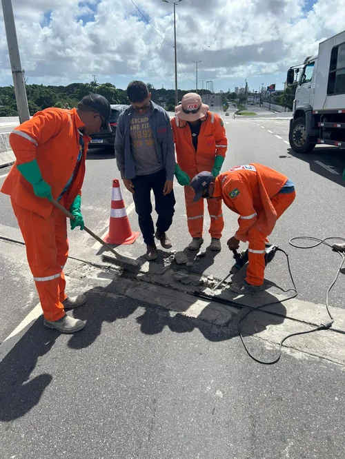 
					Entregue por João Azevêdo há um ano, viaduto é parcialmente interditado por falhas no asfalto
				
				