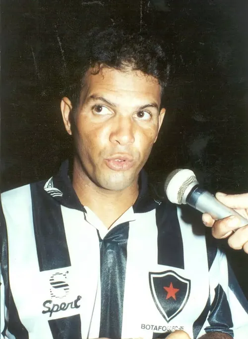 
					Morre Geovani, ídolo do Vasco e ex-jogador do Botafogo-PB, aos 62 anos
				
				