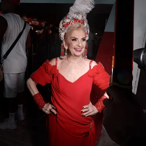 
					Corpo da apresentadora Thereza Madalena é sepultado
				
				
