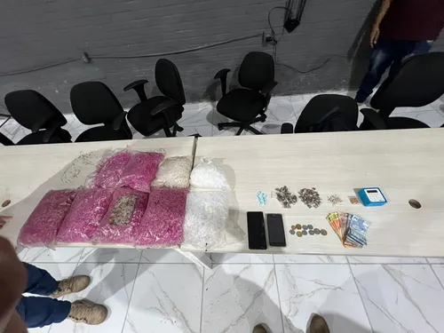 Mulher é presa por tráfico e outra por furto em operações policiais