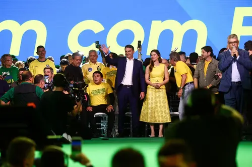 PL lança Flávio Bolsonaro à Presidência em convenção com Milei e vídeo de IA