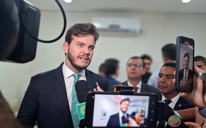 Bruno assina editais de concurso público em Campina e anuncia 1000 vagas