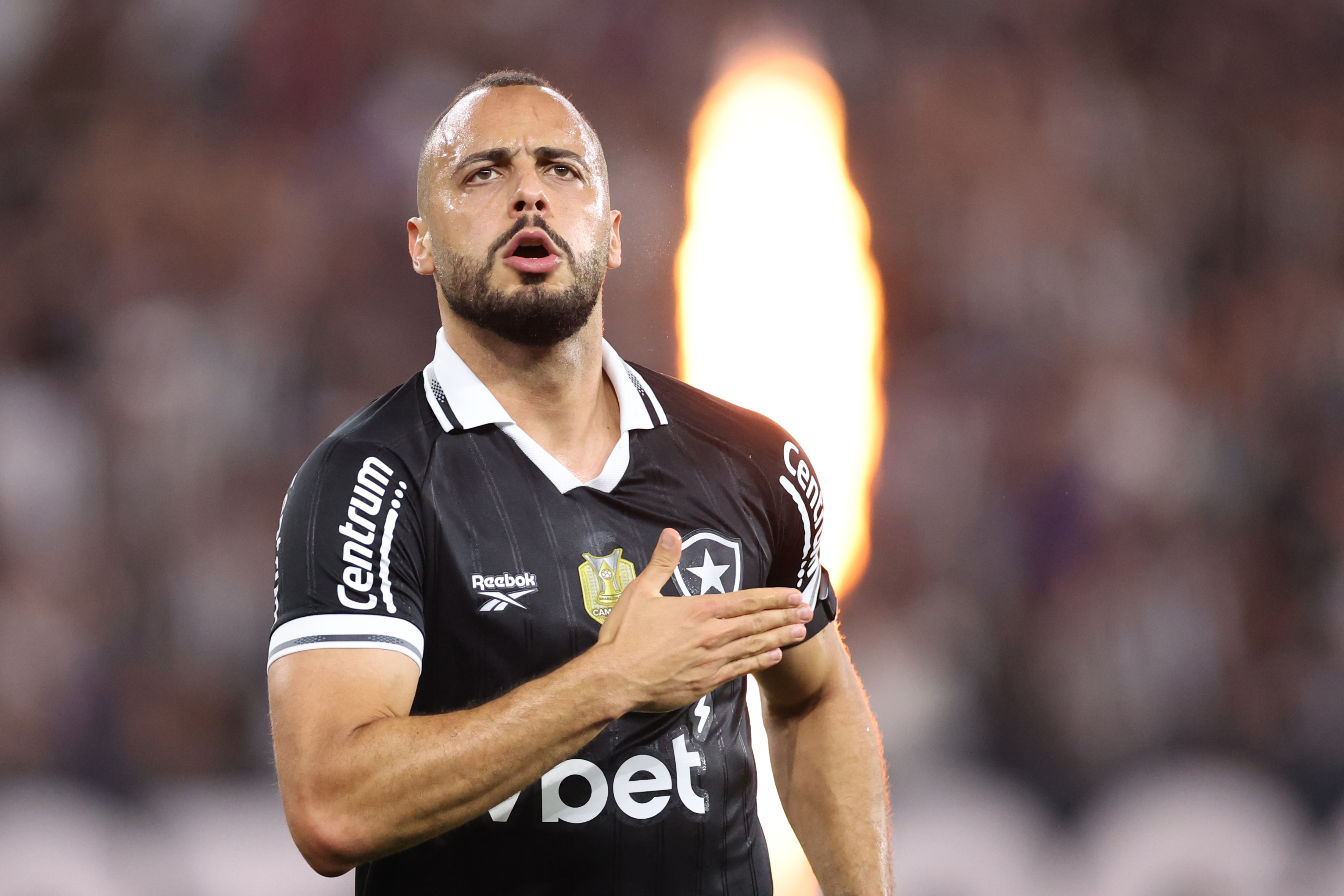 Corinthians avalia Arthur Cabral como reforço, mas tem cautela financeira em foco