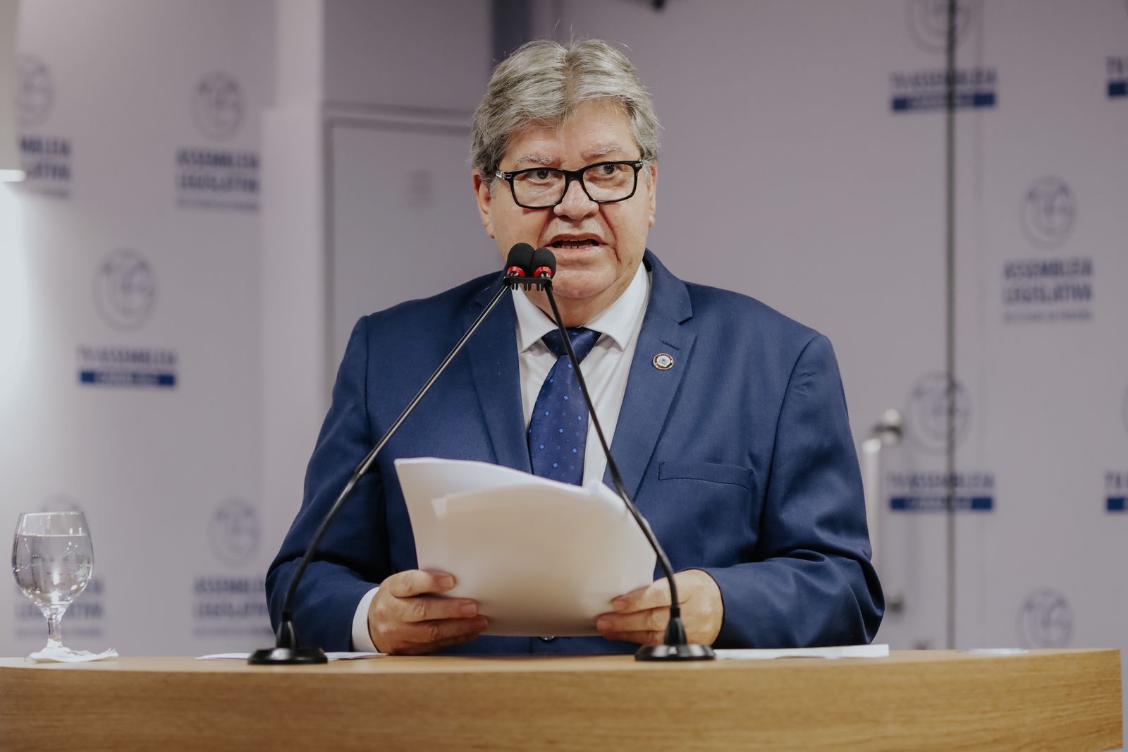 João Azevêdo sanciona orçamento de 2026 com veto a emendas parlamentares