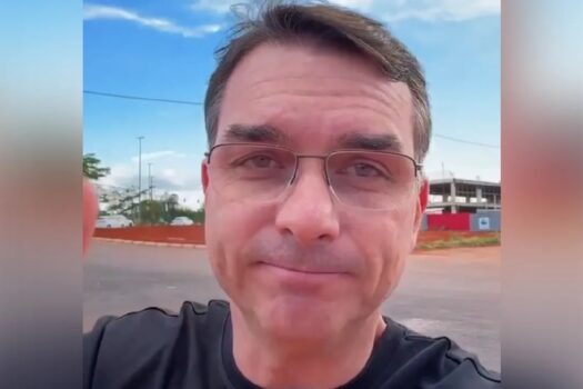 Região: Investigado por corrupção, Flávio Bolsonaro teria fugido do Brasil para Argentina, diz Folha