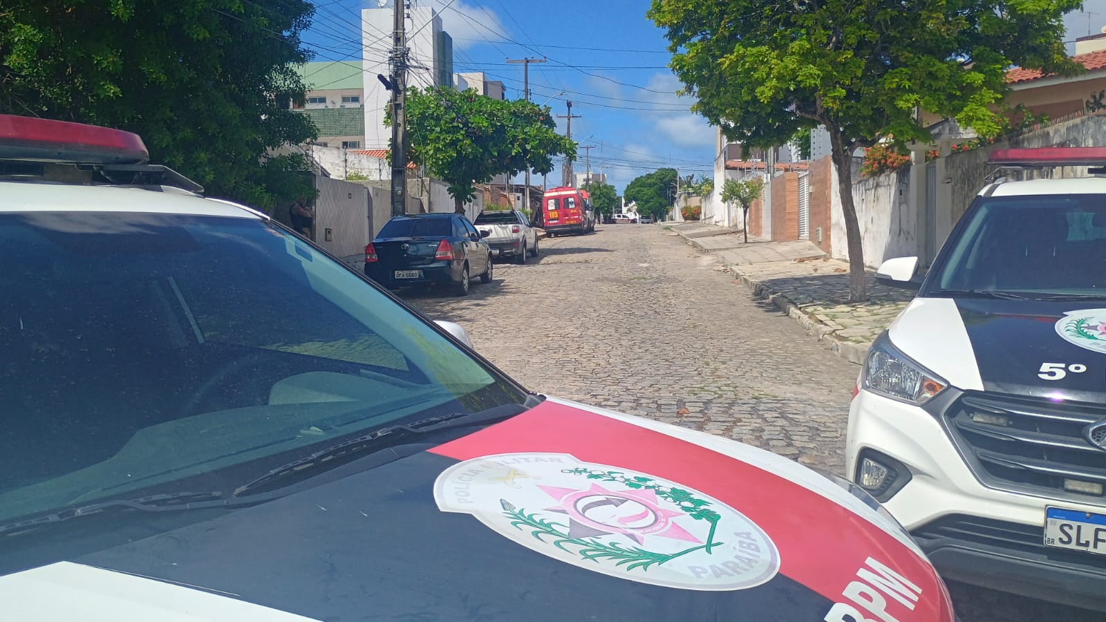 PM faz interdição em rua após suspeita de policial surtar em apartamento, em João Pessoa - Foto: Ewerton Correia/TV Cabo Branco