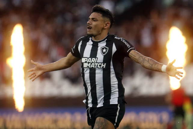 Tiquinho Soares acerta retorno ao Botafogo para a sequência da temporada