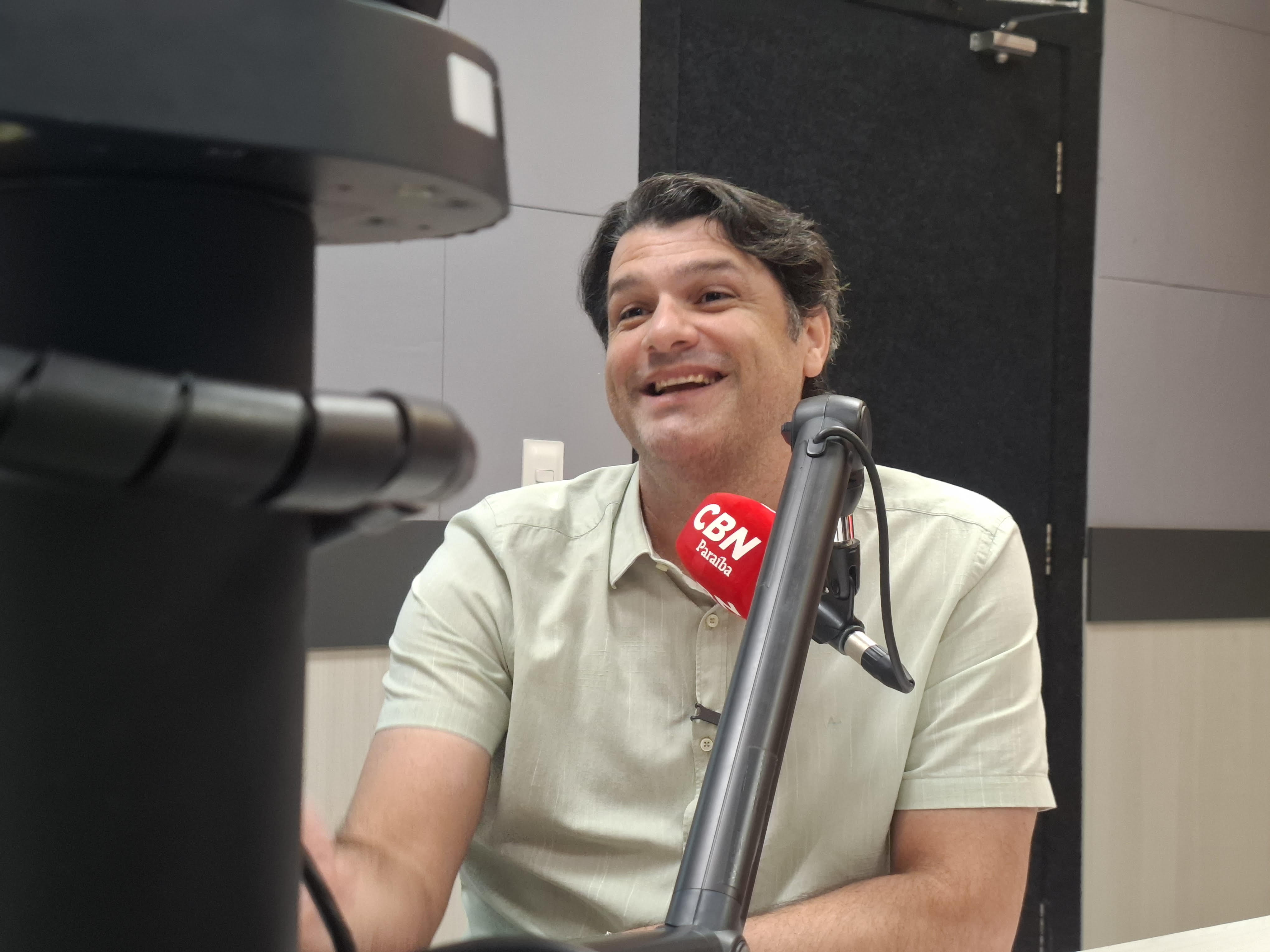 Leo Bezerra se filia ao PSDB; Aécio Neves fala em reestruturação do partido