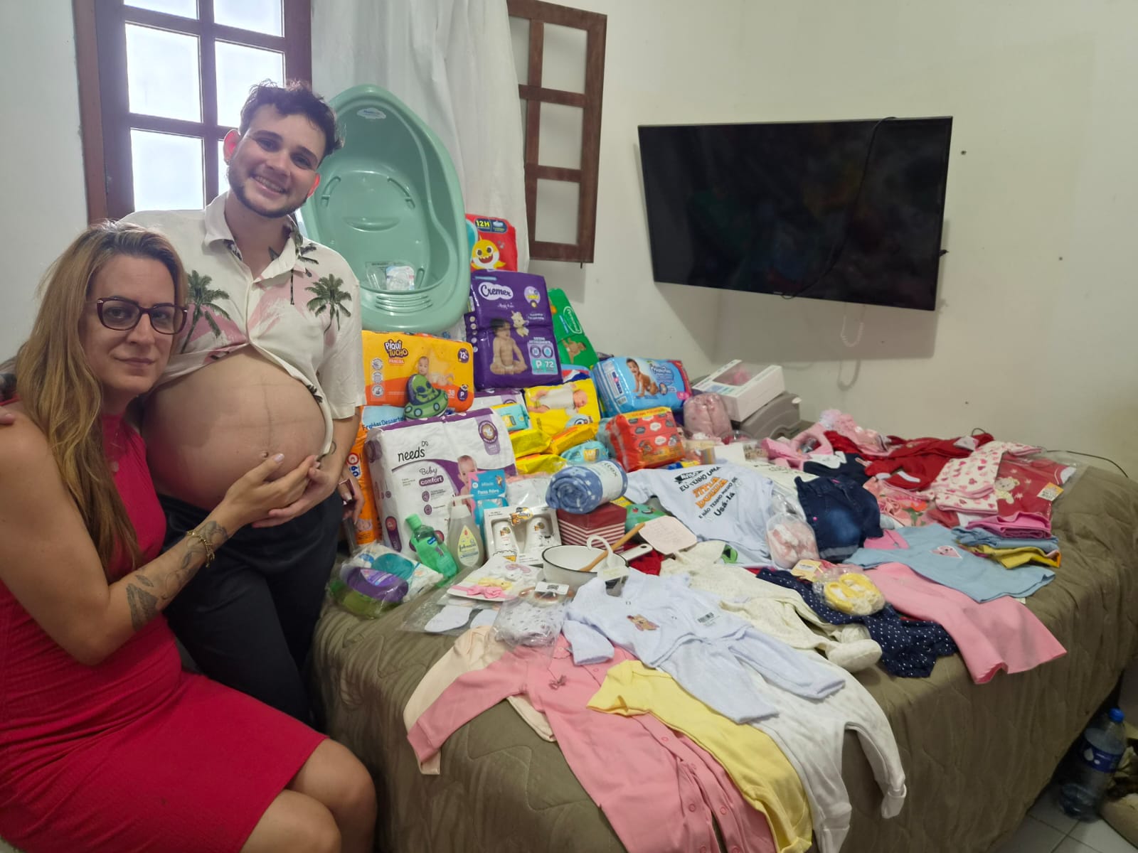 'Família tem a ver com amor', diz mãe de bebê gerado por homem trans
