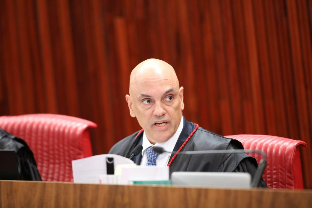 Moraes suspende lei que reduz penas do 8 de Janeiro; aliados de Bolsonaro na PB reagem