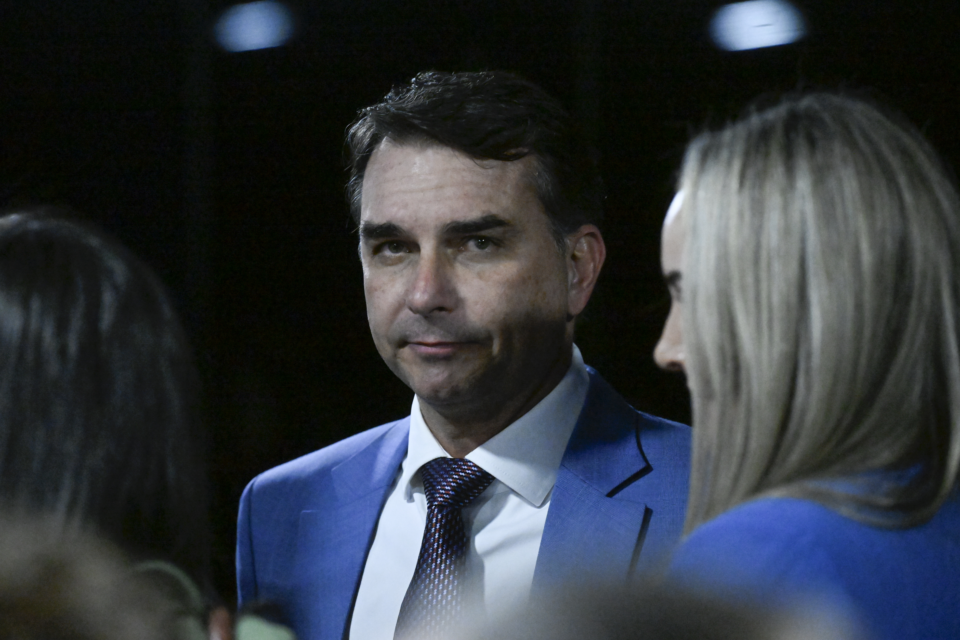 Fique por dentro: Flávio é intimado pela PF a entregar passaporte e diz que vai pedir cassação da chapa de Lula