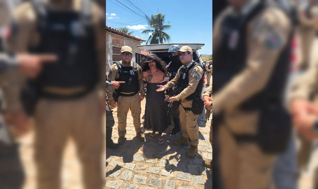 Homem suspeito de homicídios é preso vestido de mulher e segurando criança, no Litoral Norte
