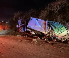 Acidente entre caminhão, carro e motos deixa três mortos e feridos na BR-104, no Agreste