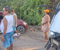 Acidente entre carro e ônibus deixa duas pessoas mortas, em Caaporã