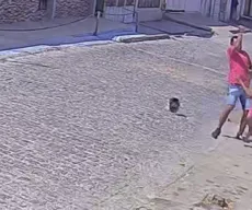 Câmera flagra homem agredindo mulher com golpes de faca em Piancó, no Sertão da PB