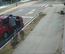 Câmera flagra homem furtando cone em João Pessoa
