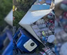 Caminhão-baú cai em ribanceira após colisão com ônibus na Paraíba