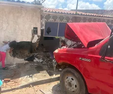 Caminhão carregado de tijolos desce ladeira e bate em duas casas na PB