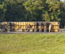 Carreta tomba e bloqueia duas faixas da BR-230, em Cruz do Espírito Santo