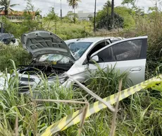 Motorista diz à polícia que perdeu controle do carro por água na pista e atropelou casal no Conde