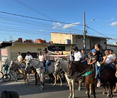 Criança morta em acidente após ser arremessada para telhado de casa é sepultada em Campina Grande