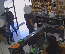 Dupla armada assalta loja de importados e causa prejuízo estimado em R$ 70 mil, em Pombal