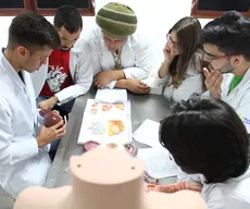 Formação médica contemporânea reforça a centralidade de competências socioemocionais e do cuidado